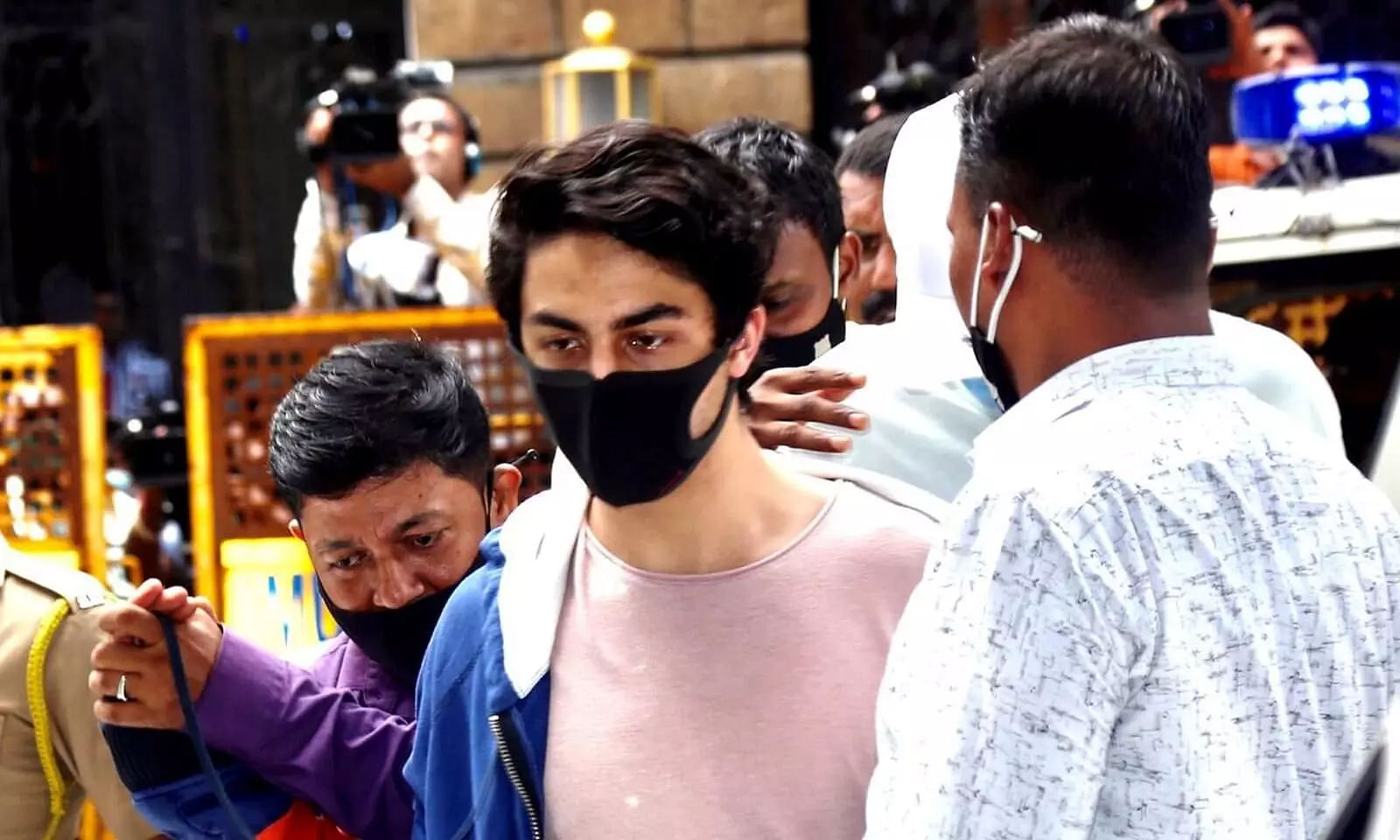 SRKs Son Aryan Khan Finally Arrives At Mannat After Being Released From Arthur Road Jail